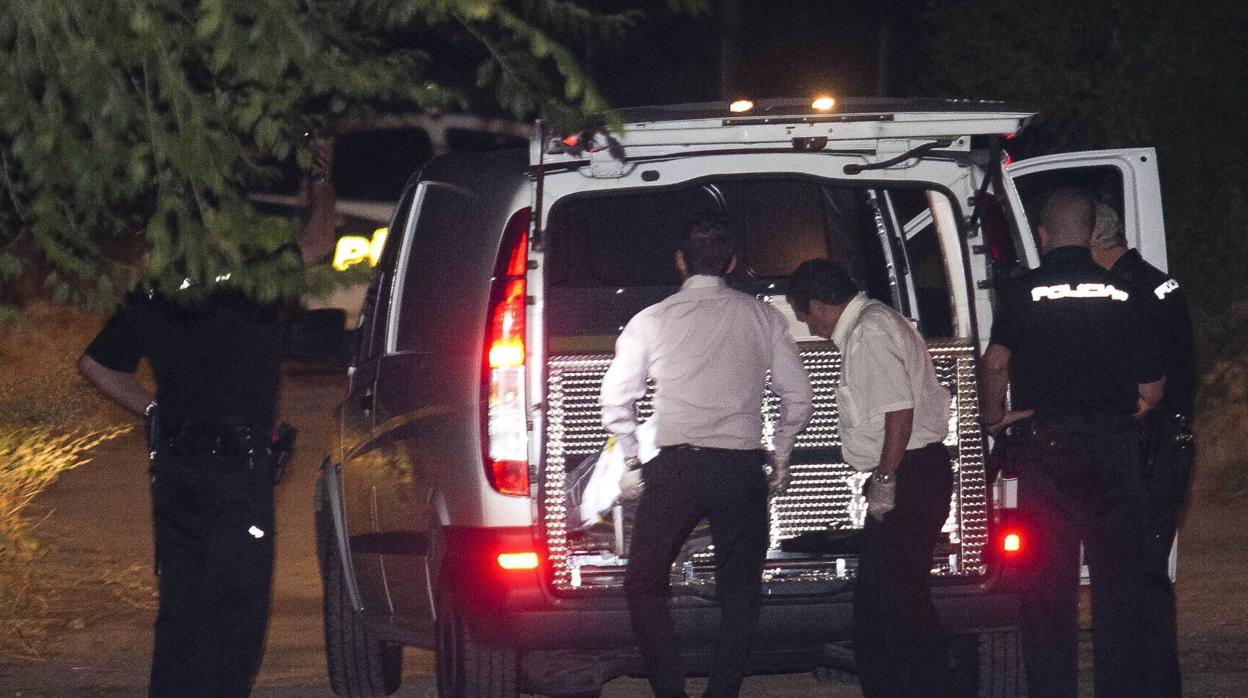 La Policía, en el escenario de un crimen en Alcalá de Henares, en una imagen de archivo