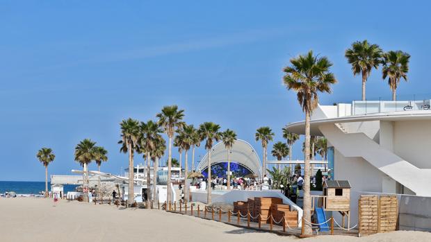 Roba 150.000 euros de Marina Beach de Valencia tras ocultarse toda la noche en el baño