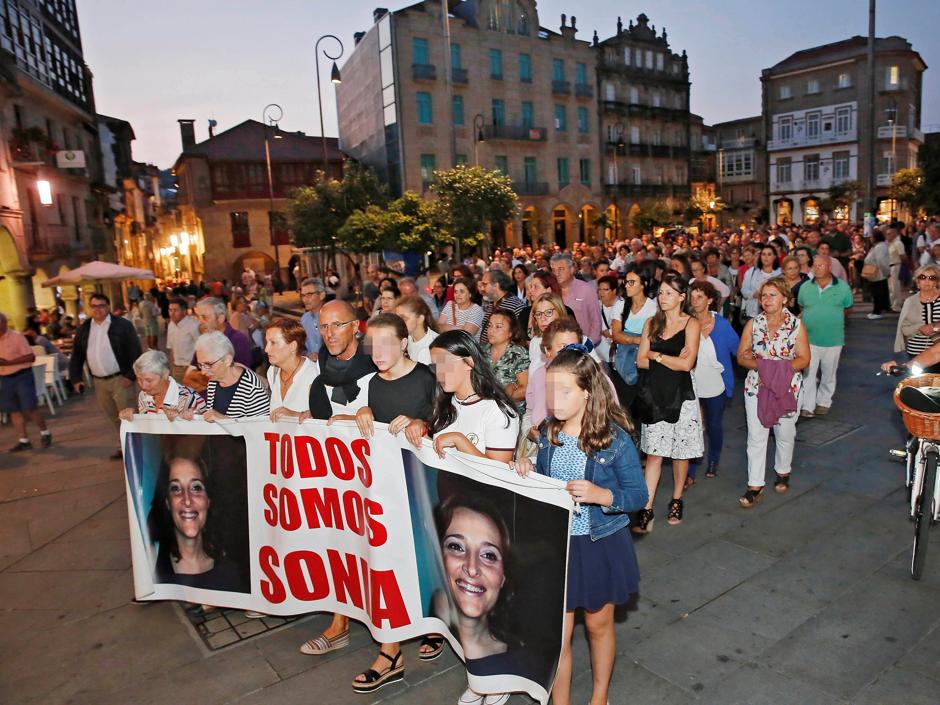 Protesta celebrada este viernes en el centro de Pontevedra eb recuerdo de Sonia Iglesias