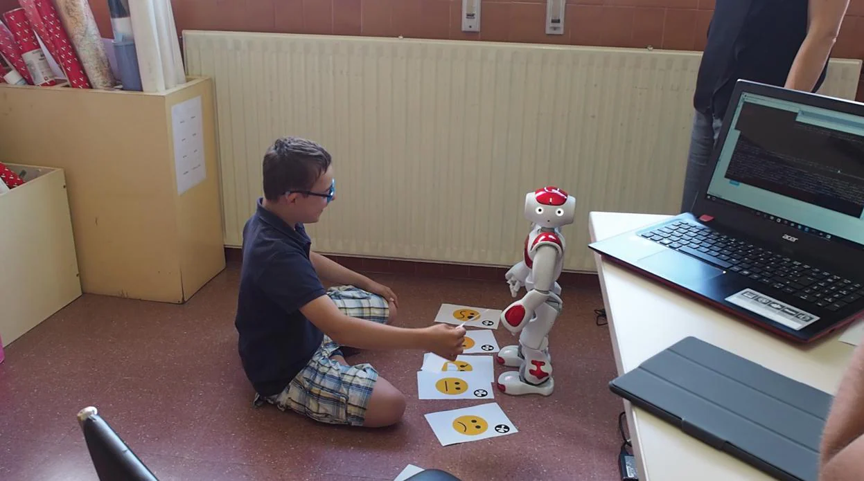 Un alumno trabaja con un robot en uno de los proyectos de nuevas tecnologías en los que participa Castilla y León