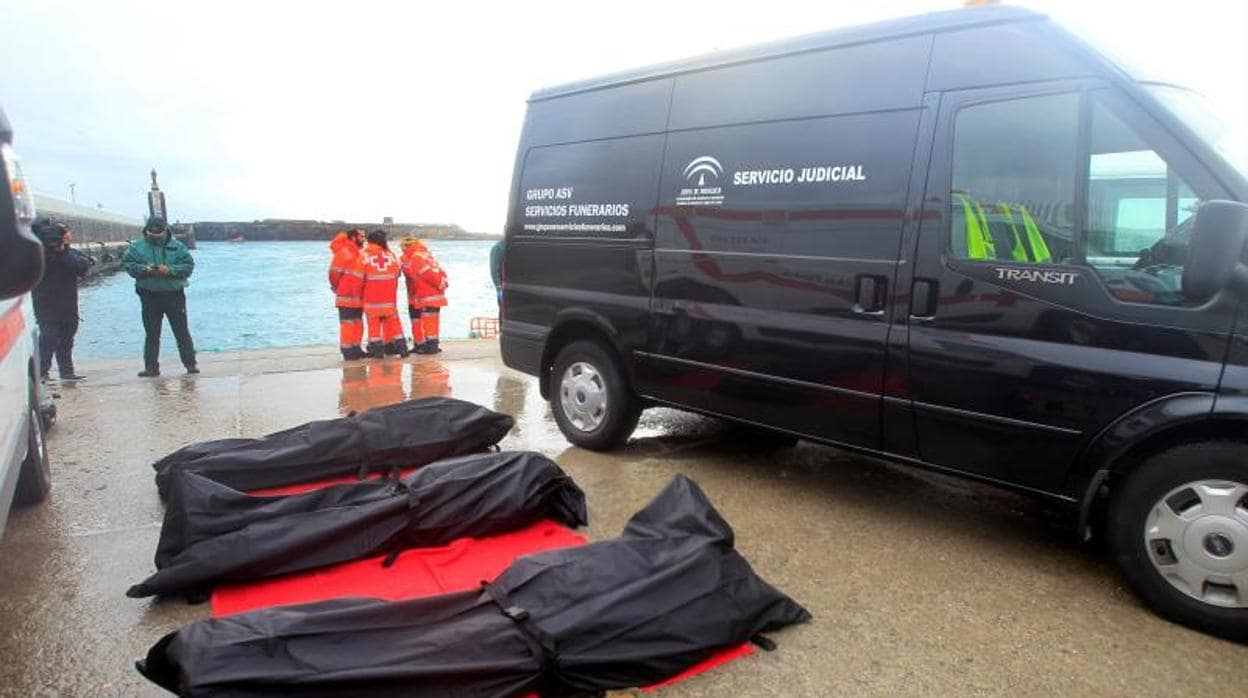 Los cadáveres de tres inmigrantes que perdieron la vida en el Estrecho a finales del año pasado