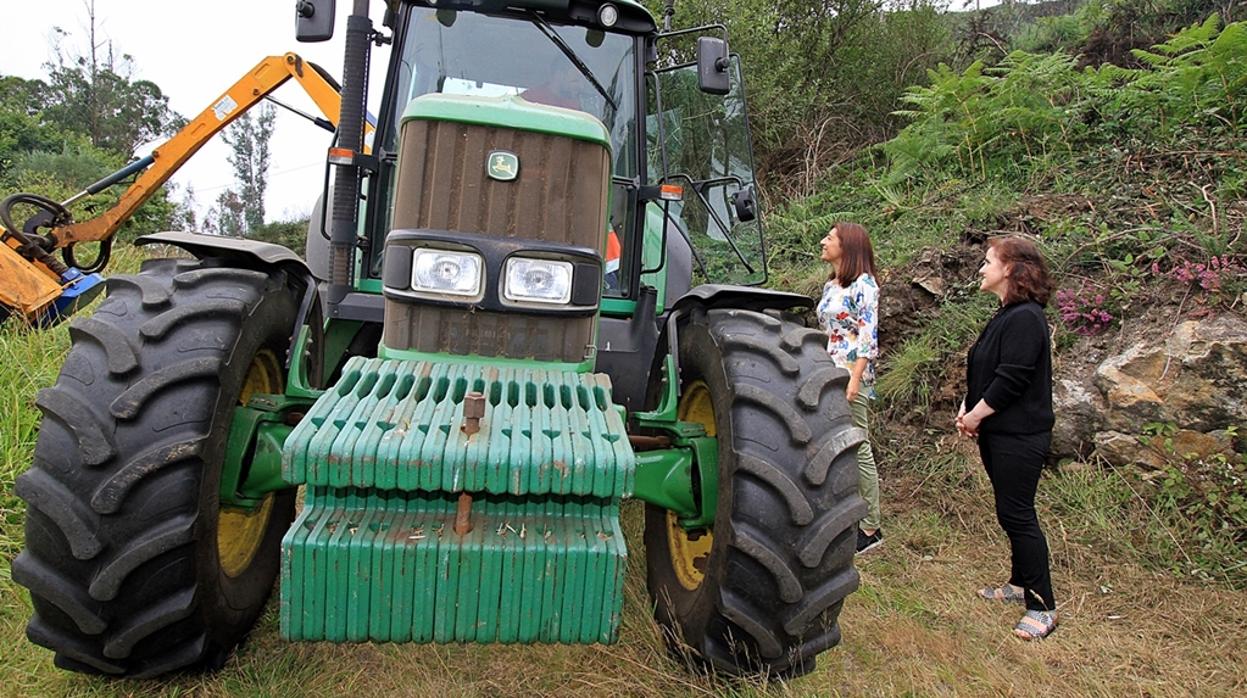 La conselleira de Medio Rural, Ángeles Vázquez, junto a un tractor para desbroce en Santa Comba