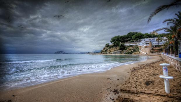 Rescatan a un joven ebrio sujeto a una boya en una cala de Moraira