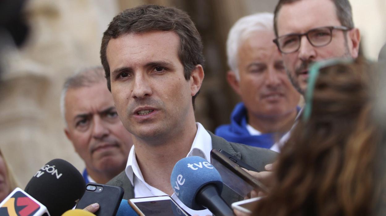 El presidente del PP, Pablo Casado, atendiendo a la prensa hoy, en Tarragona