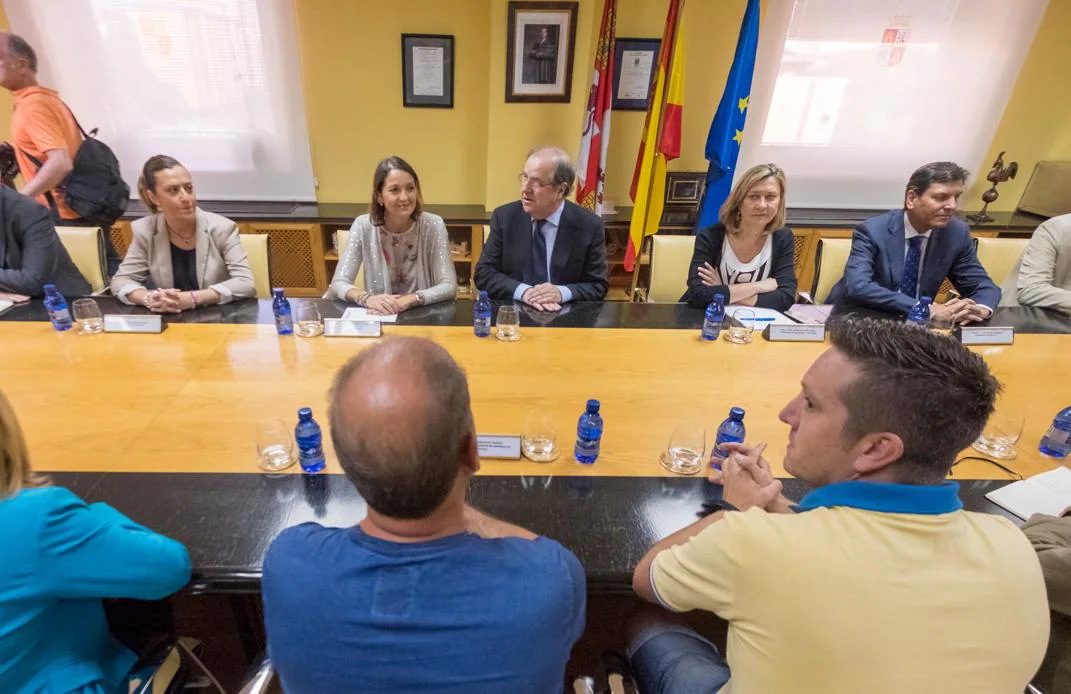 La ministra de Industria y el presidente de la Junta se reúnen con representantes de los trabajadores de Vestas