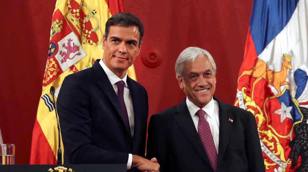 El jefe del Gobierno español, Pedro Sánchez, y el presidente chileno, Sebastián Piñera, en el Palacio de la Moneda en Chile