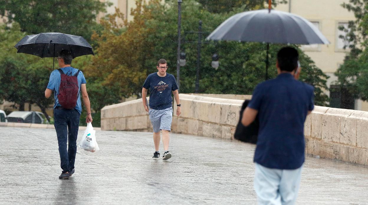 Imagen de archivo de gente caminando en el centro de Valencia bajo la lluvia