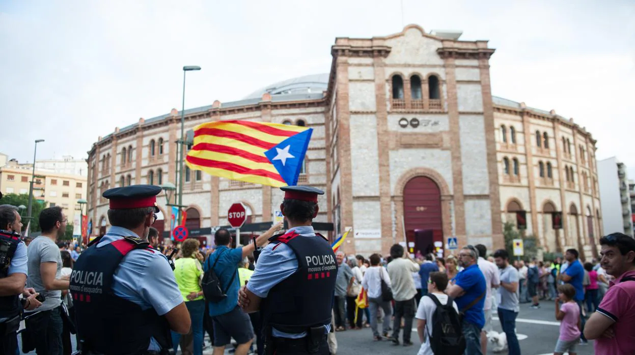Varios Mossos d'esquadra contemplan el acto de inicio de campaña del sí al referéndum en Tarragona en una imagen de archivo