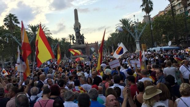 Centenares de personas se concentran en Barcelona en apoyo a la mujer agredida