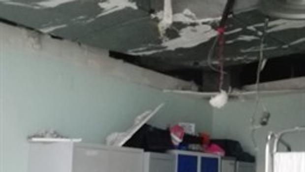Se desploma el techo de los vestuarios de un quirófano en el hospital de Villajoyosa