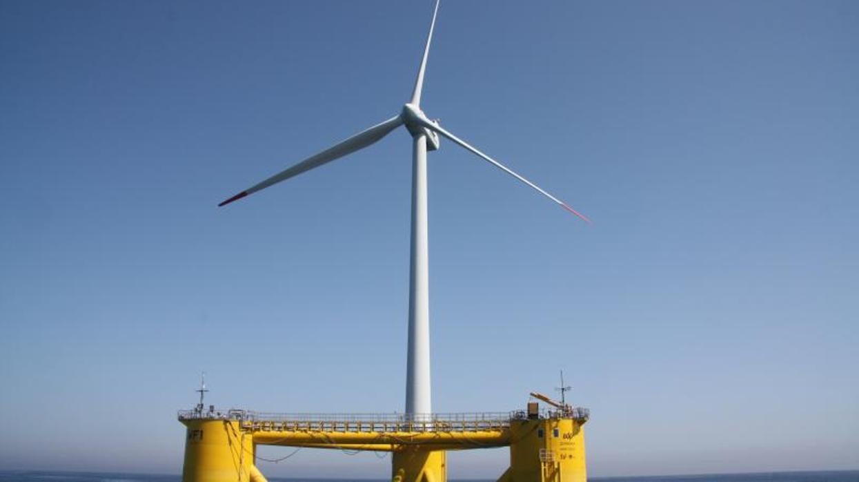 Un aerogenerador de Vestas sobre una plataforma marina en Povoa de Varzim, Portugal