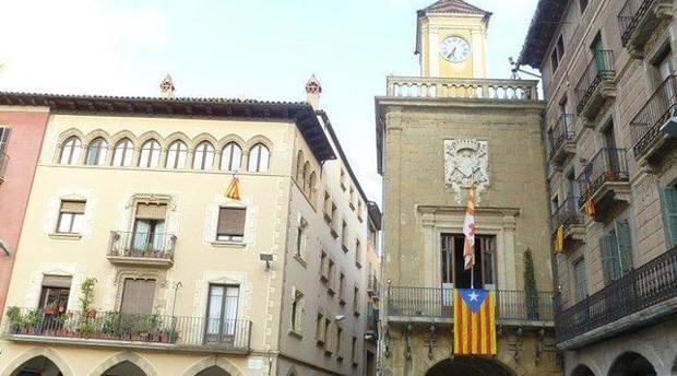 Campanadas y proclamas independentistas en el Ayuntamiento de Vic