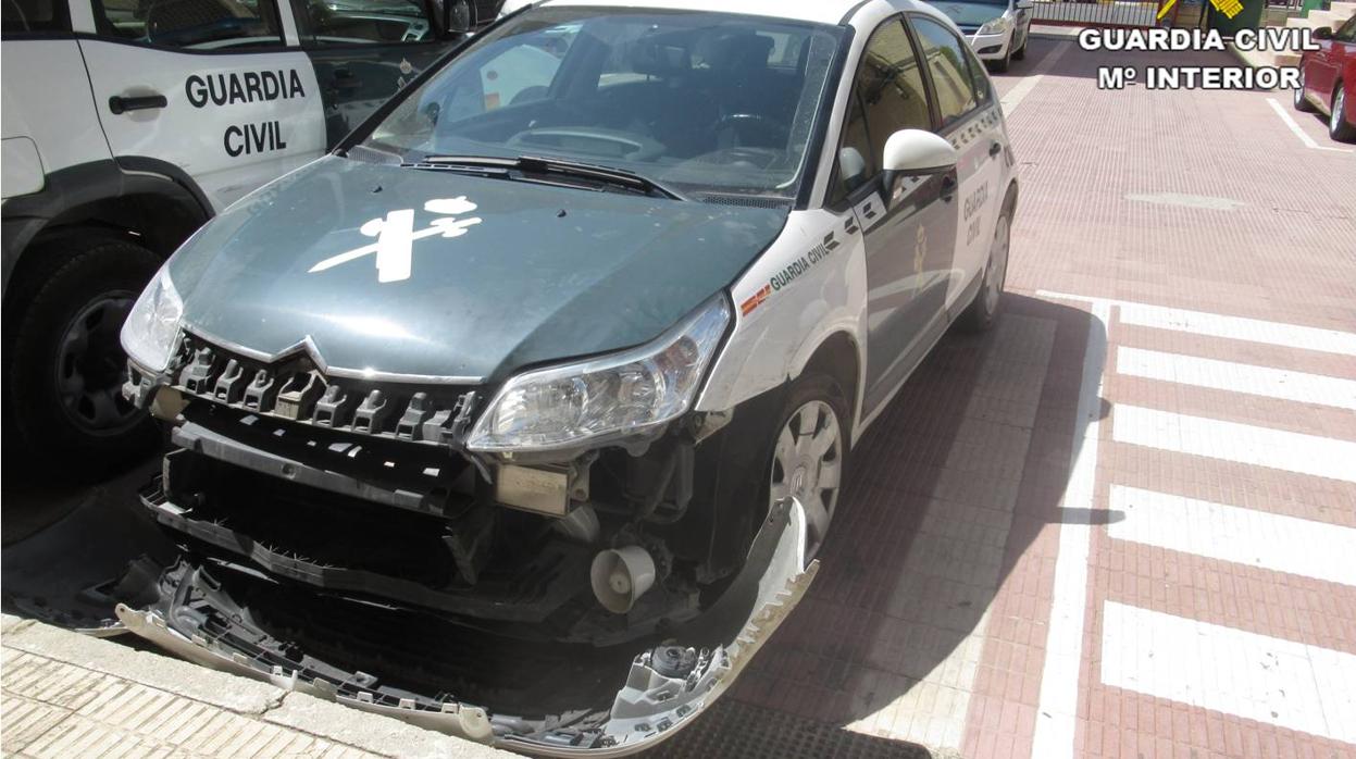 Estado en el que quedó el coche de la Guardia Civil tras las embestidas del conductor