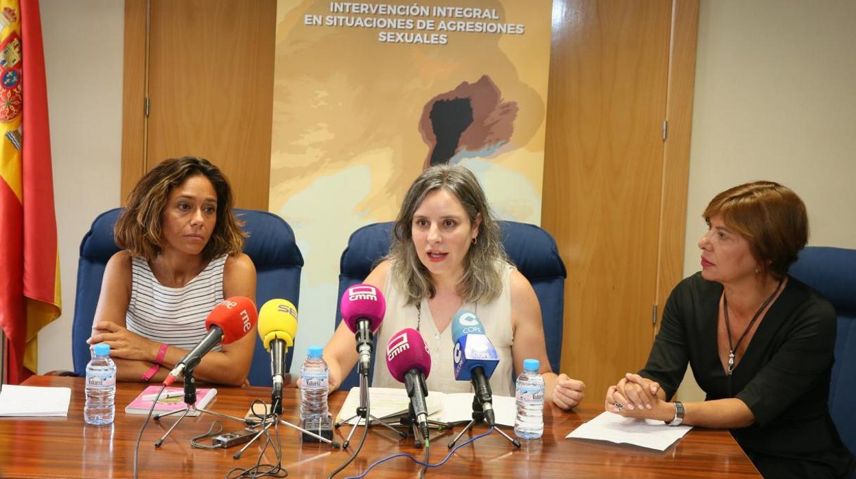 La directora del Instituto de la Mujer, Araceli Martínez, con la directora provincial y la presidenta de AMFORMAD