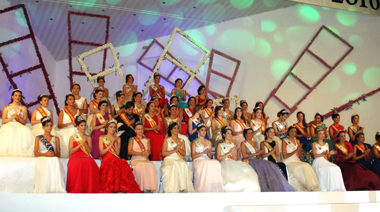 Escenario con todas las Reinas participantes en la edición de 2016