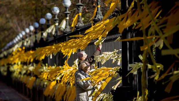 Lazos amarillos en el parque de la Ciutadella de Barcelona