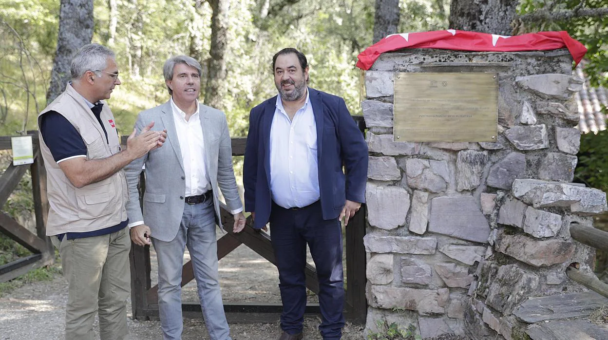 El consejero de Medio Ambiente, Carlos izquierdo (izq.), el presidente Garrido y el alcalde de Montejo de la Sierra, Ismael Martín