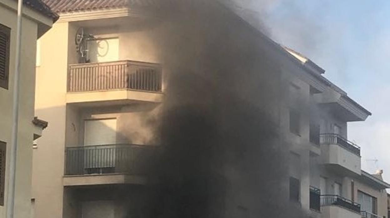 Imagen de la columna de humo originada tras el incendio en el bar en La Alcudia