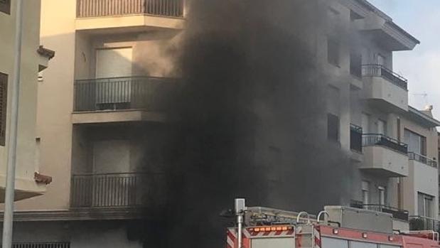 El incendio en un bar de La Alcudia obliga a desalojar a quince personas