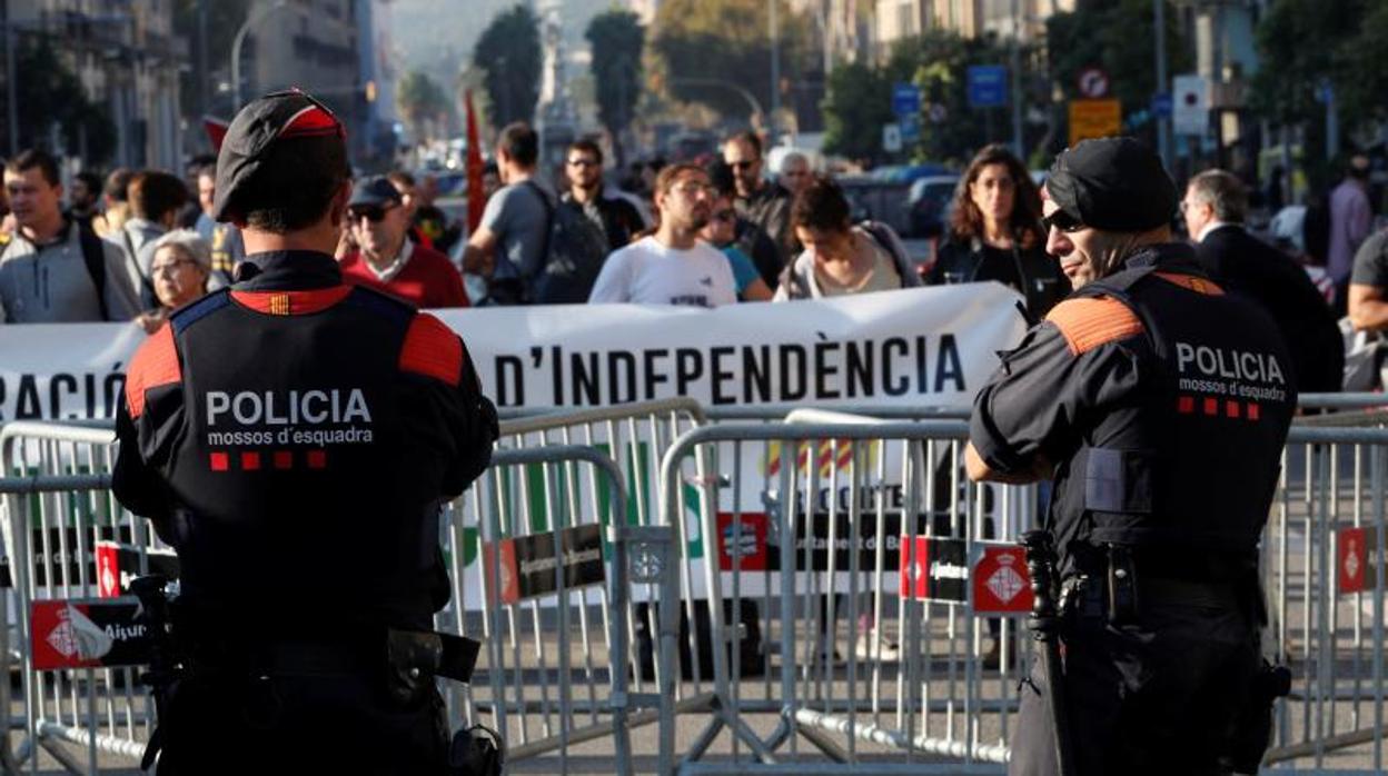 Dos Mossos D'Esquadra vigilan una manifestación el año pasado