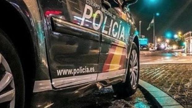 Una mujer pega a su pareja delante de la Policía y amenaza a todos con un gran cuchillo