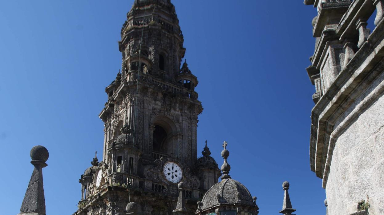 Reloj de la torre de la Catedral de Santiago, al fondo