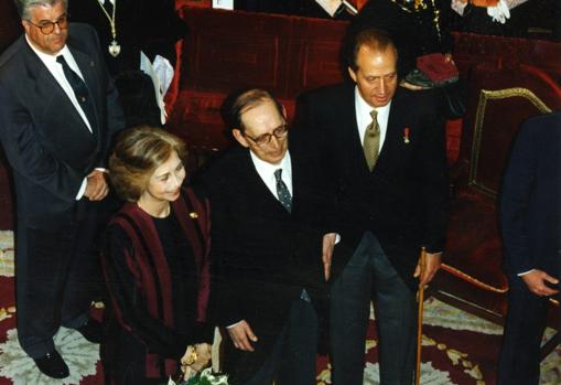 Delibes, junto a los hoy Reyes Eméritos Don Juan Carlos y Doña Sofía, el día que recibió el Premio Cervantes