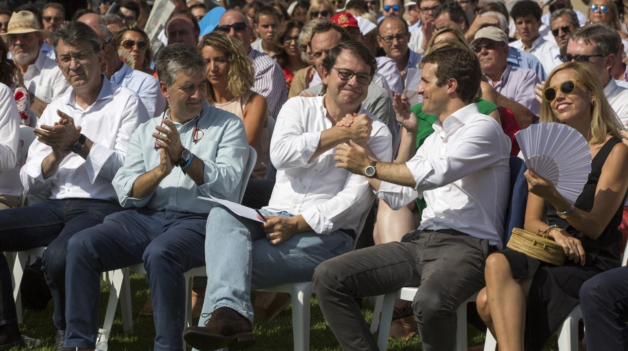 Fernández Mañueco y Pablo Casado se saludan durante el acto de este domingo en Ávila