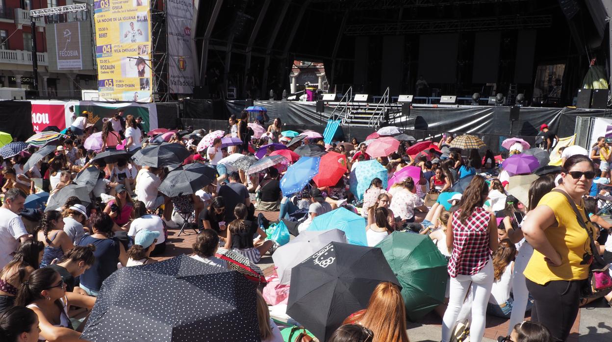 Fans esperan el comienzo del concierto de Operación Triunfo en Valladolid