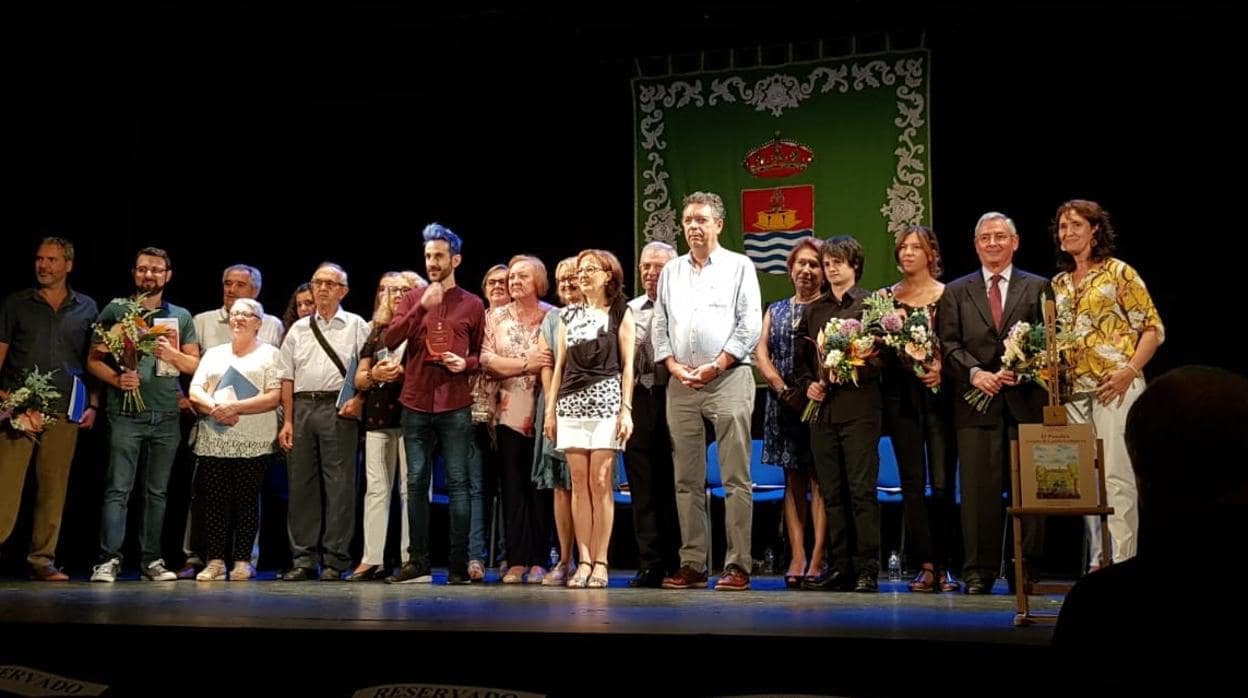 El alcalde, con todos los participantes y los premiados en el certamen literario