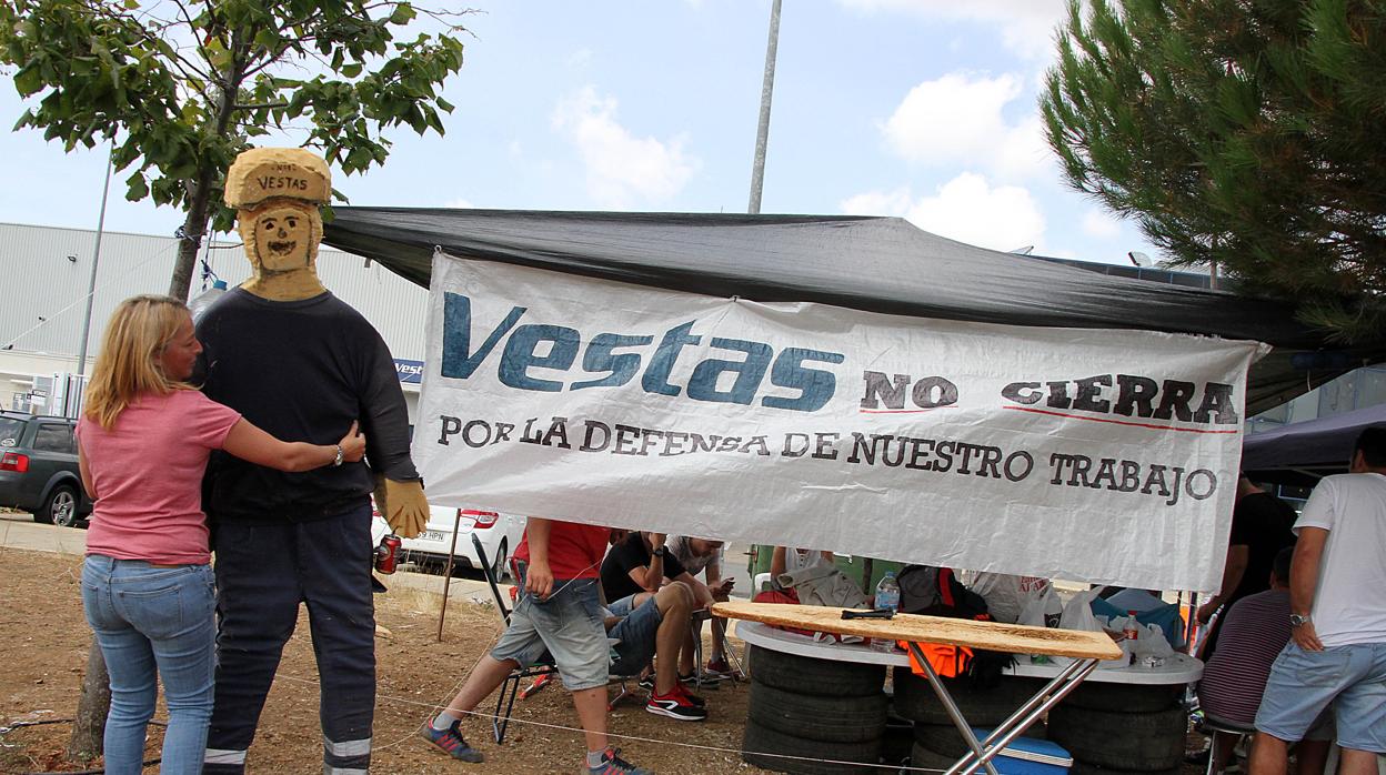 Los trabajadores de la fábrica de Vestas en Villadangos del Páramo (León) mantienen su campamento