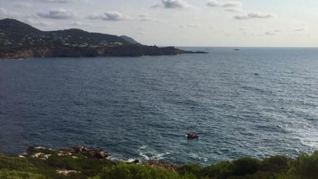 Hallan el cadáver del joven que había caído al mar en una zona rocosa de Ibiza