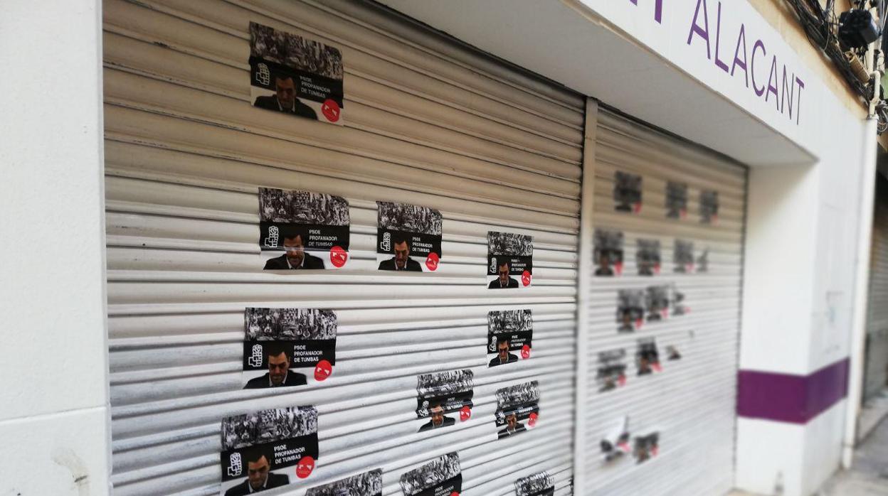 Los carteles con Pedro Sánchez en la persiana de la sede de Podemos Alicante