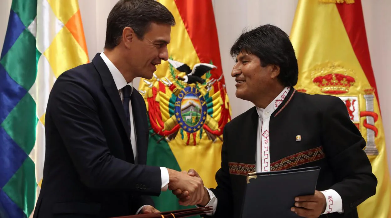 Pedro Sánchez saluda al presidente de Bolivia, Evo Morales, en su reciente gira por varios países hispanoamericanos