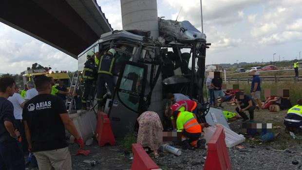 Un accidente de autobús en Avilés deja al menos cinco muertos y 16 heridos