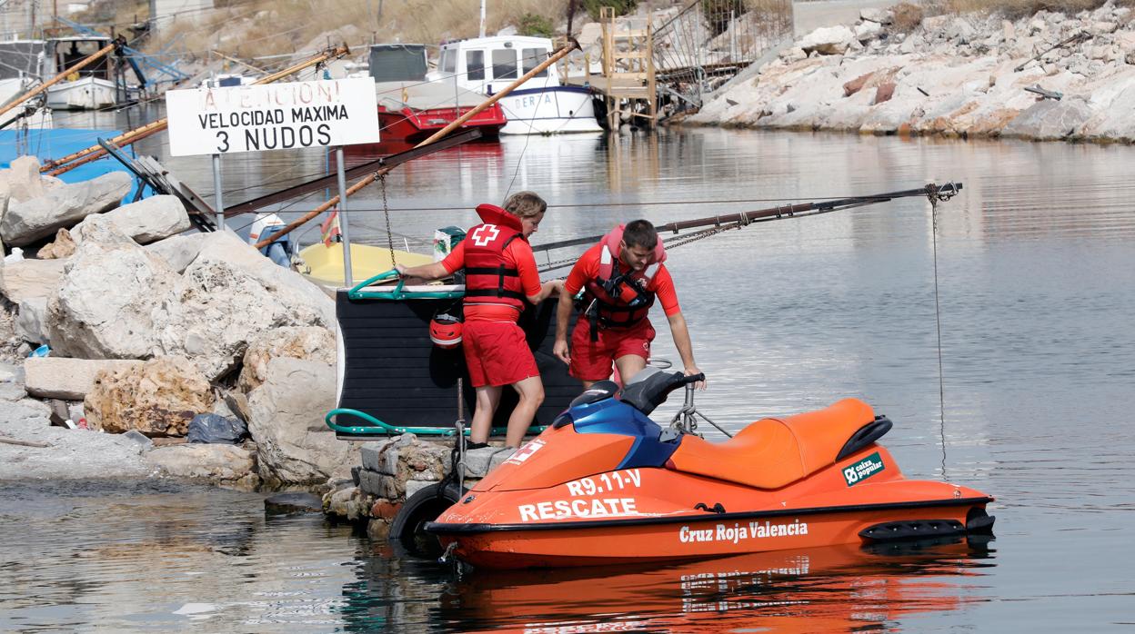 Imagen de los socorristas que han recuperado el cadáver del mar