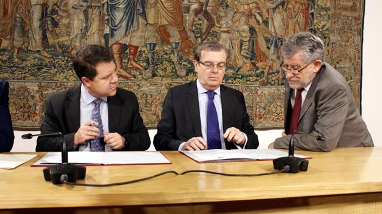 El presidente regional, Emiliano García-Page, junto con el rector de la UCLM y el consejero de Educación