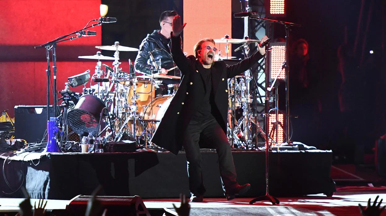 Bono, de U2, durante una actuación