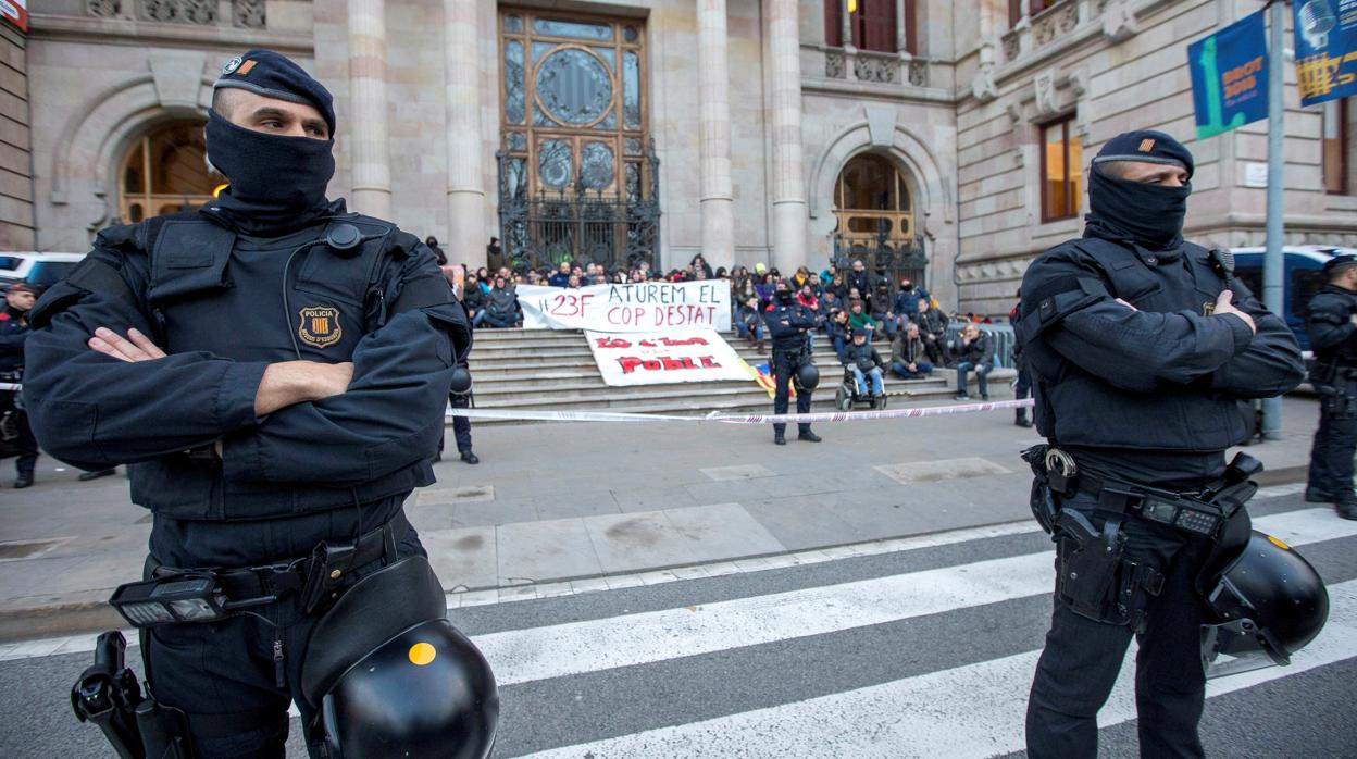 Manifestantes convocados por los CDR taponaron la entrada del TSJC el pasado 23 de febrero