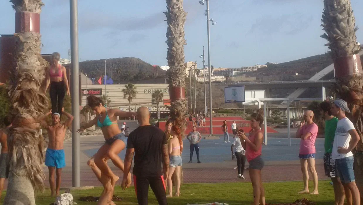 Jóvenes haciendo deporte frente al centro comercial Las Arenas de la ciudad de Las Palmas, que cumple 25 años