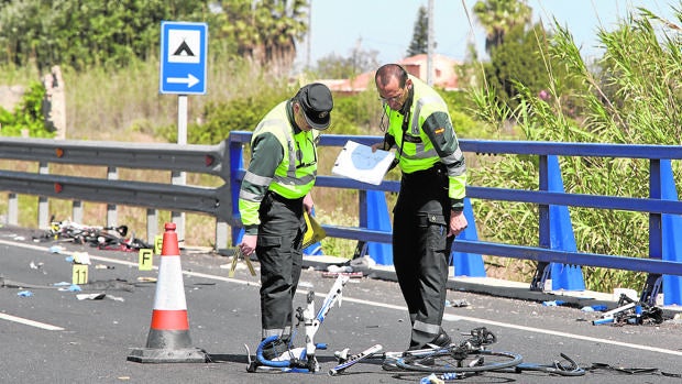 Un ciclista de 74 años muere tras colisionar contra un camión en la V-23