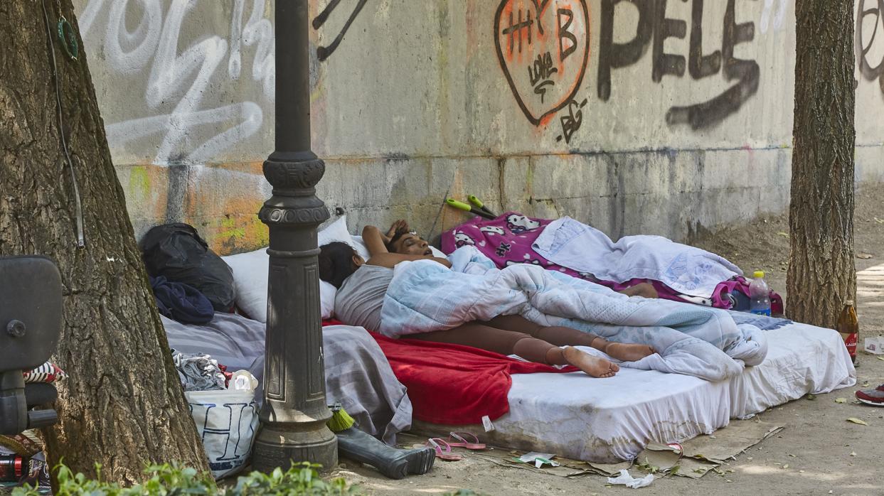 Una pareja duerme a pierna suelta a plena luz del día