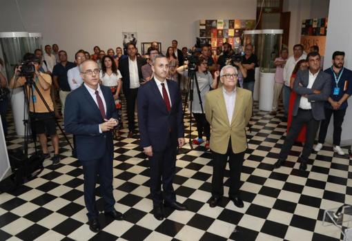 Dirigentes políticos y público en la Sala de Exposiciones del Palacio Provincial