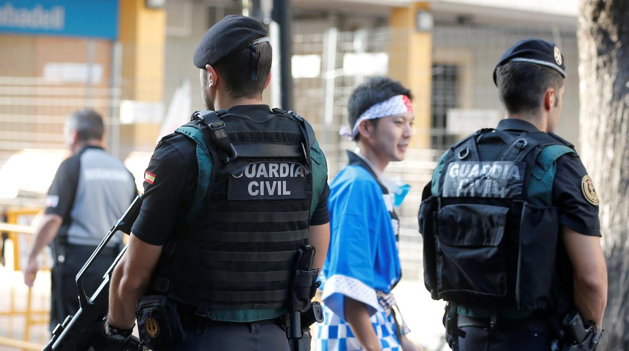 Dos guardias civiles patrullan las calles en una imagen de archivo