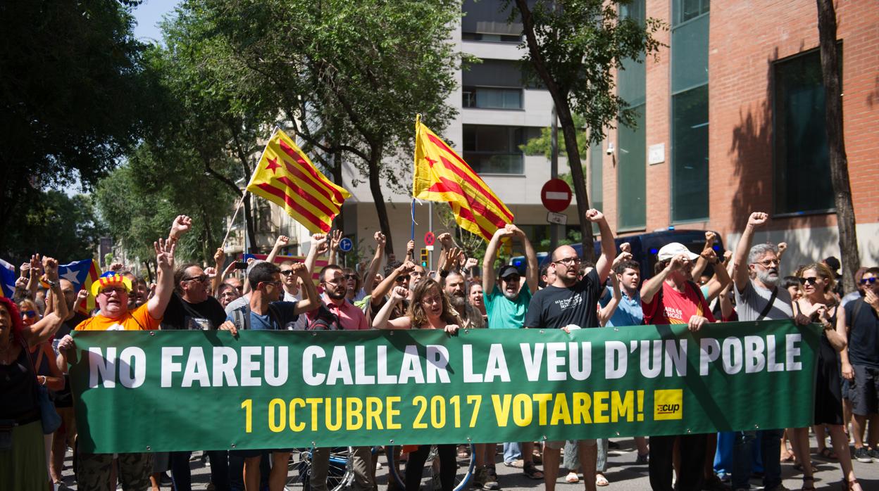 Manifestación de la CUP ante un cuartel de la Guardia Civil en Barcelona en 2017