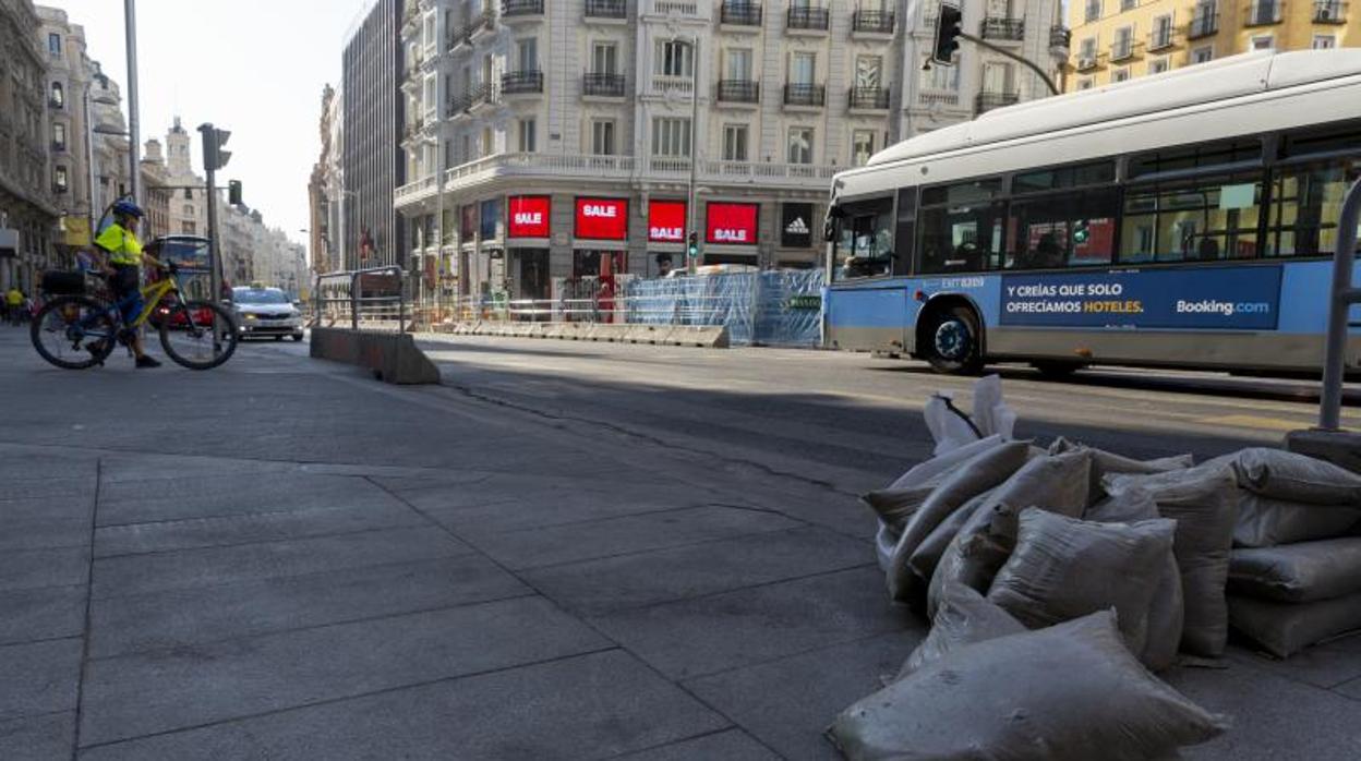 Las obras de ampliación de aceras de la Gran Vía, que forman parte del área Madrid Central