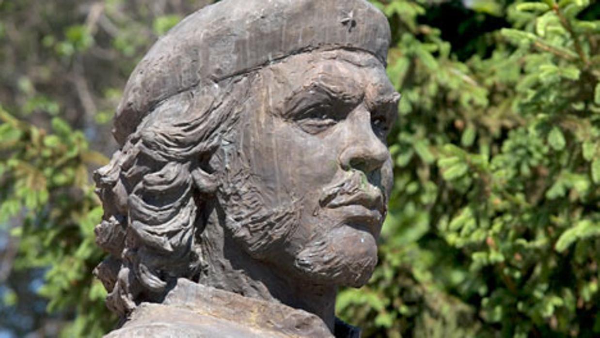 Busto del Che Guevara ubicado frente al Teatro Egaleo de Leganés