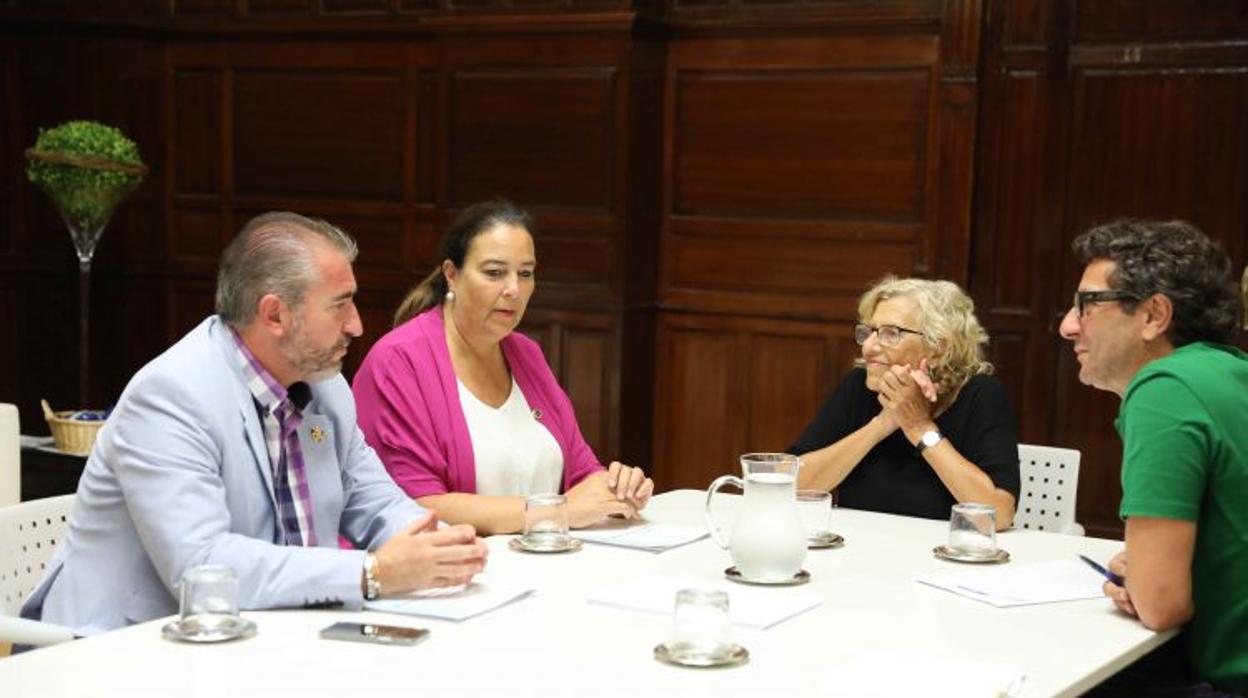 La alcaldesa de Madrid, Manuela Carmena, durante la reunión con Maite Araluce, presidenta de la Asociación Víctimas del Terrorismo (AVT), acompañada por el consejero de la asociación Miguel Folguera