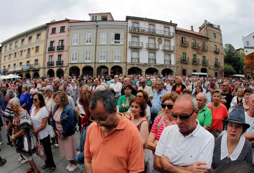 Centenares de personas en silencio en la Plaza de España de Avilés en honor a las víctimas