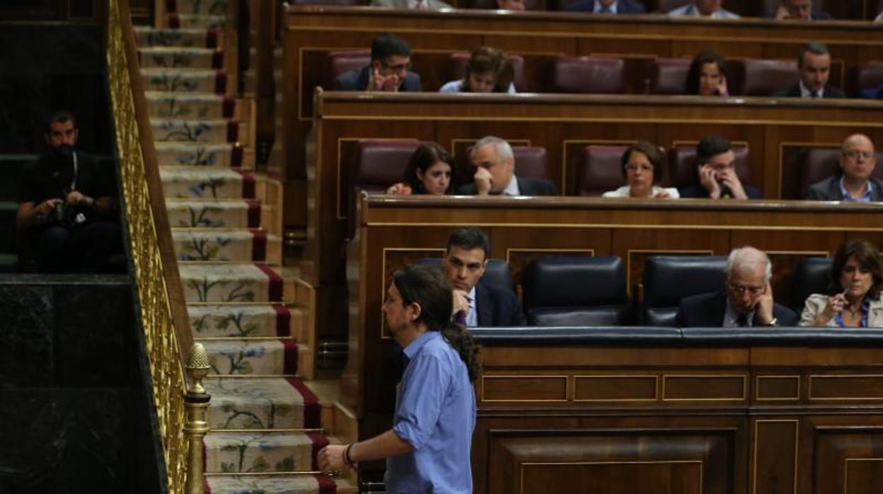 Pedro Sánchez, sentado, vigila de cerca a Pablo Iglesias, en el Congreso de los Diputados el pasado 27 de junio